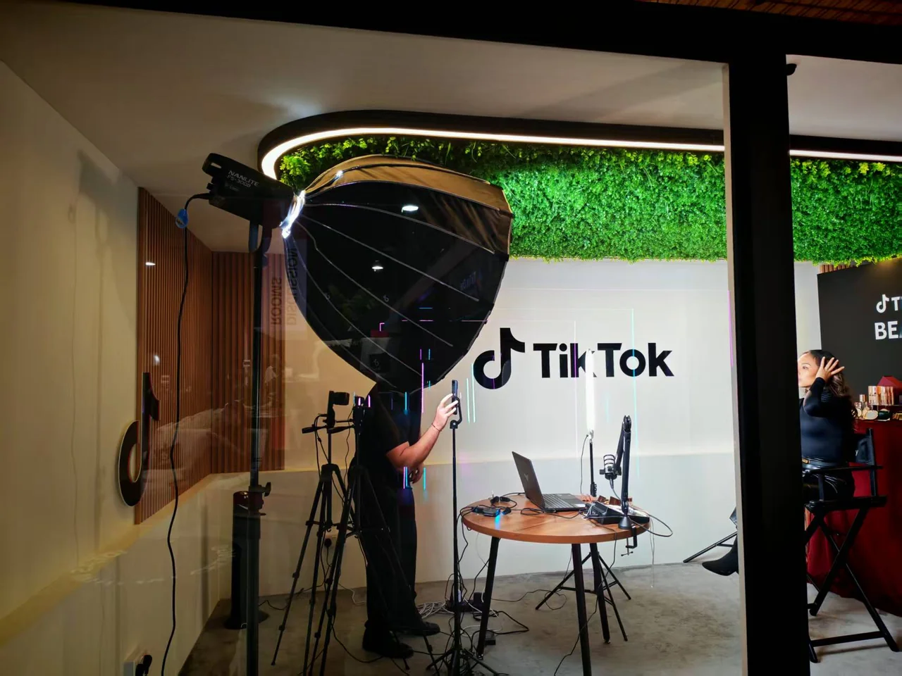 Behind the scenes · Lighting, camera and live preparation